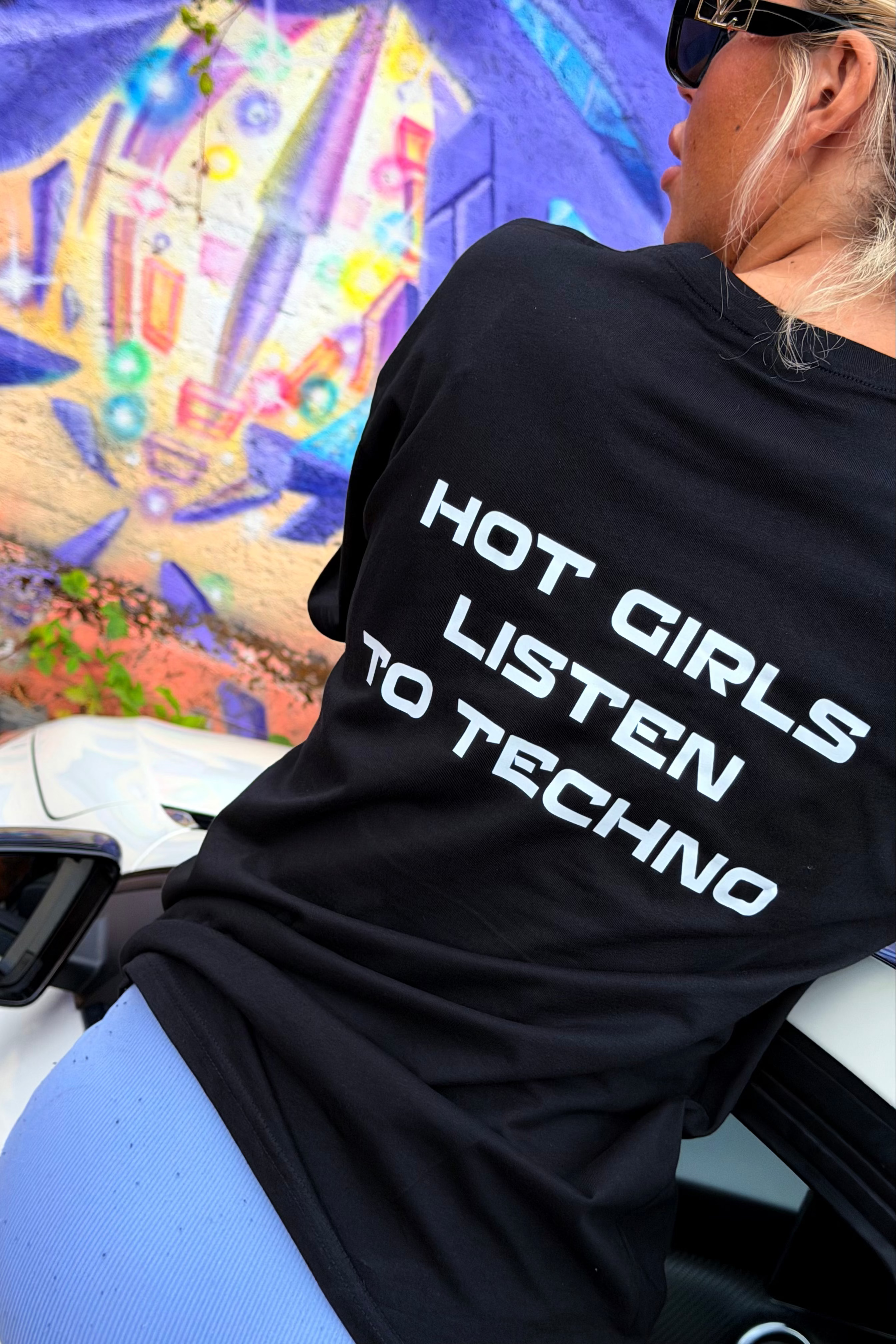 Hot Girls listen to techno
